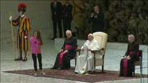 Una niña interrumpe la audiencia del Papa y se pone a jugar frente a él