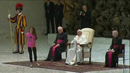 Una niña interrumpe la audiencia del Papa y se pone a jugar frente a él