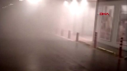 AVM'DE KABLOLAR YANDI DUMANLAR BİNAYI SARDI