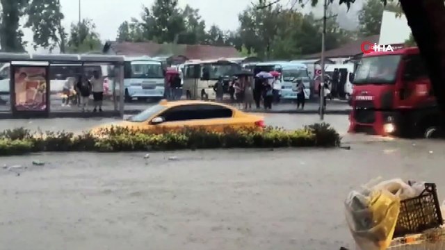 Şiddetli yağış nedeniyle caddeler göle döndü, iş yerlerini su bastı, araçlar sel sularında sürüklendi