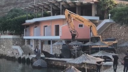 El albanés que atacó a familia de empresario español ve demolido su restaurante