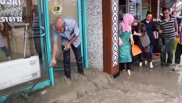 Markette alışveriş yaparken sular içinde kaldılar