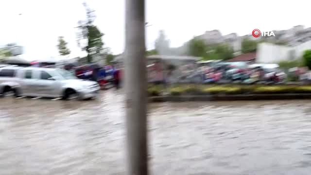 Markette alışveriş yaparken sular içinde kaldılar