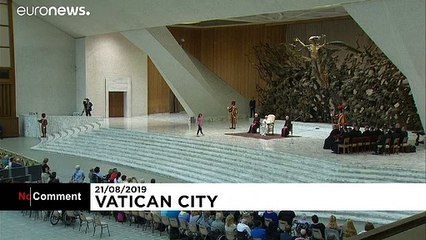 "Deixem-na estar", diz Francisco depois de uma criança interromper a missa