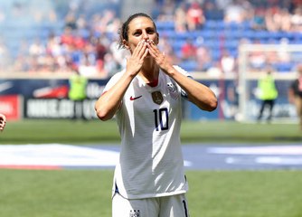 Carli Lloyd Makes 55-Yard Field Goal at Eagles Practice