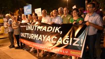 İzmir'de, Marmara Depremi'nin 20'nci yıldönümü nedeniyle meşaleli yürüyüş
