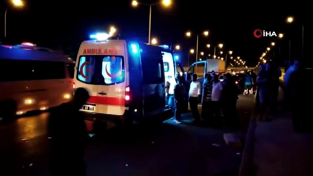 Parke yüklü tır refüje çarptı... Kaza sonrası parke taşları yola savruldu