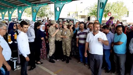 Şehidin eşi Şehit Yanık'ı üniforma ile karşıladı