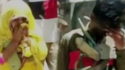 சிறுவனுடன் கள்ள உறவு.. பெண்ணுக்கு செருப்பு மாலை அணிவித்த பஞ்சாயத்து - வீடியோ