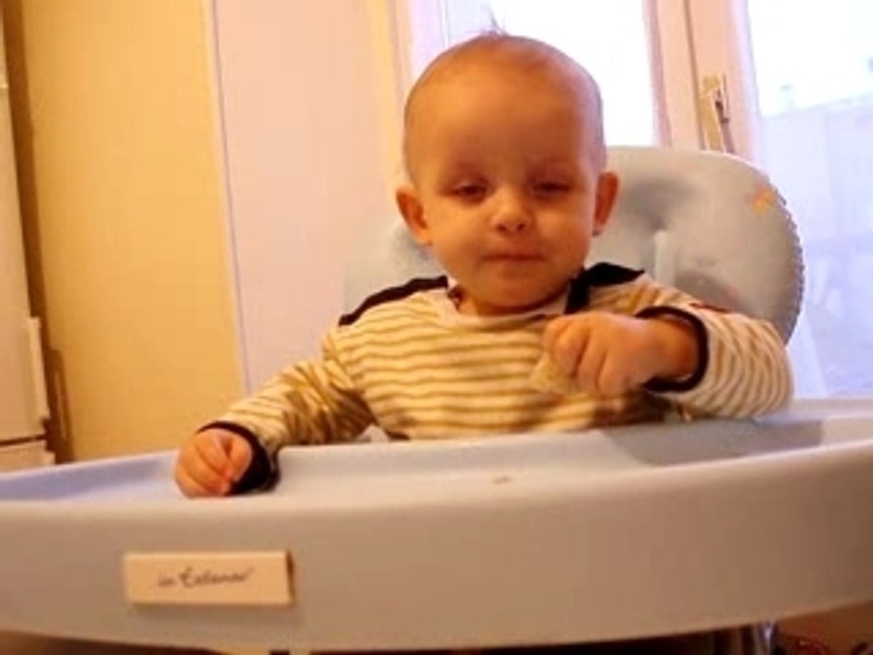 Lilian s'endort.... en mangeant!