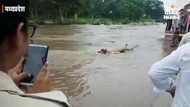 नदी में बहे चार लोगों को गोताखोरों ने बचाया