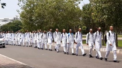 റാഗിങ്ങ് എന്ന പേരില്‍ 150 വിദ്യാര്‍ത്ഥികളെ തല മൊട്ടയടിപ്പിച്ച് നടത്തി | Oneindia Malayalam