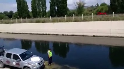 Sulama kanalına düşen köpek kurtarıldı