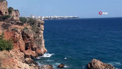 Sivri kayalıklarda tehlikeli deniz keyfi...Kayalıkları döven dalgalara aldırış etmeden böyle yüzdüler