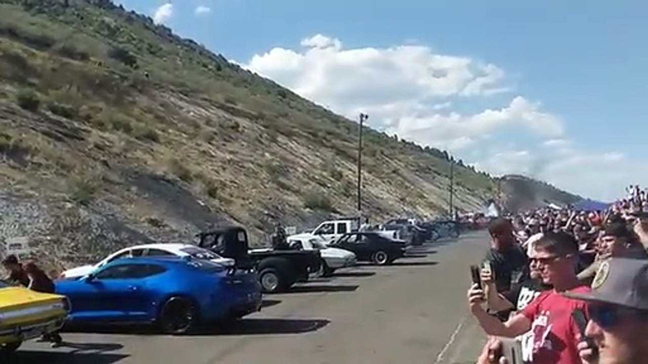 Un burn-out réalisé par 170 voitures