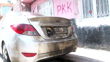 Kayyum atamasına destek verip şehitleri andı, otomobili kundaklandı