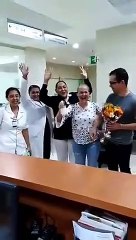 Emotion : elle quitte l'hôpital guérie du cancer !