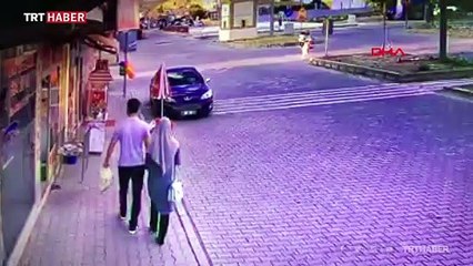 Traktörün römorku çıktı, genç çift ölümden döndü