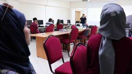 Afgan anne ve kızları eğitimle hayata tutundu - KARABÜK