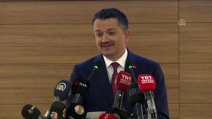 Pakdemirli: "(Çekirdeksiz kuru üzüm fiyatları) 10 liranın altına düşecek olursa müdahale ederiz"