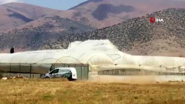 Hortum anı kamerada...Elmalı'da çıkan hortum bir seraya zarar verdi