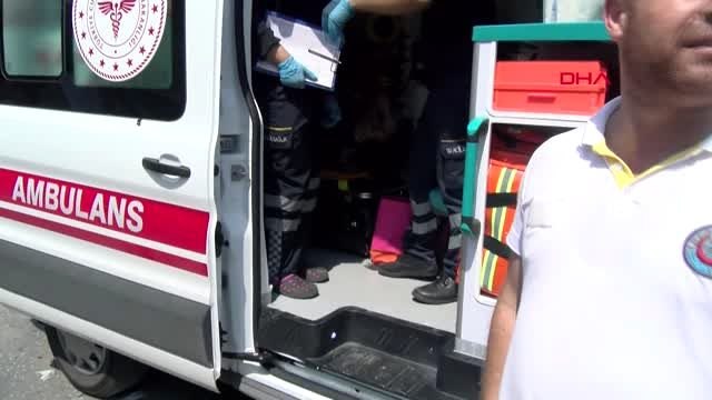 İSTANBUL-TUZLA'DA KAMYON YOLCU MİNİBÜSÜNE ÇARPTI, 3 KİŞİ YARALANDI