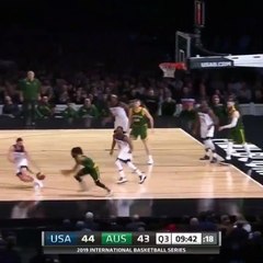 A 70 ans, Gregg Popovich sprinte pour rattraper un ballon sorti en touche