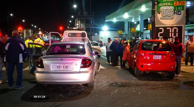 Dos autos chocan sin dejar víctimas que lamentar en Guayaquil