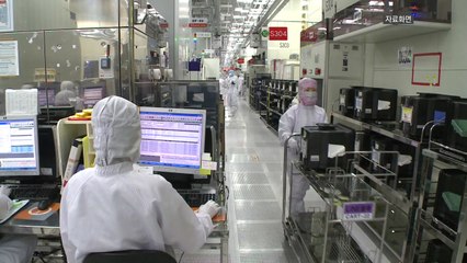 일본산 포토레지스트 수출 규제 후 첫 반입 / YTN