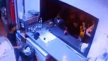 لحظة سرقة شاب لهاتف داخل إحدى مطاعم التجمع الخامس (فيديو)