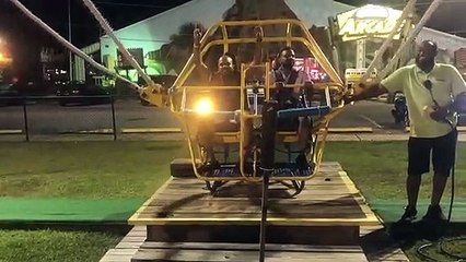 Le câble de cette attraction lâche juste avant le lancement !