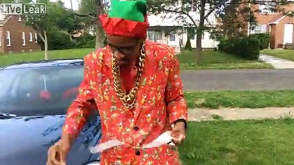 Réparation d'une voiture.. avec des autocollants de pizza !