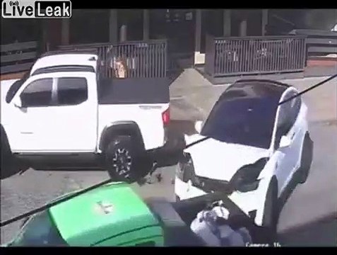 Une voiture Tesla projetée dans le mur par le pilote automatique