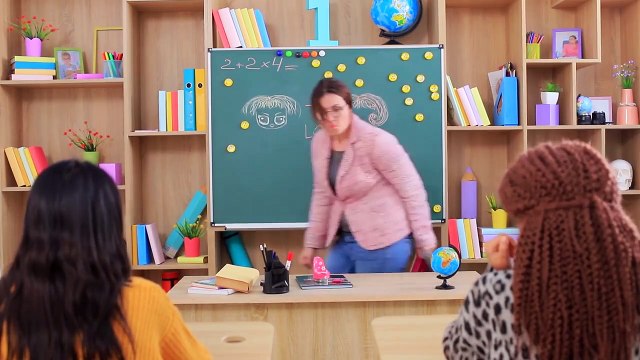 10 FAÇONS BIZARRES DE CACHER DES BARBIE DANS LA CLASSE ASTUCES POUR TES BARBIES ET LOL