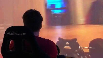 Jouer à la voiture RC sur écran géant