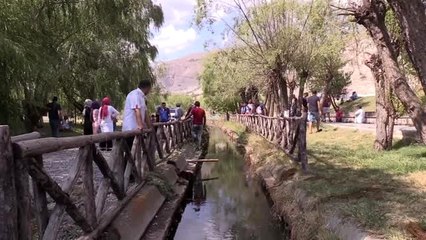 Su kanalına düşen altın bileklik ve telefonu AFAD ekipleri buldu