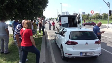 Pendik’te takla atan araç karşı şeritteki aracın üstüne düştü