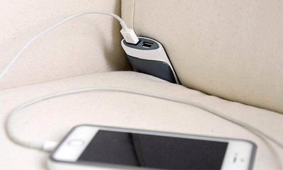 Couchlet هو الحل المثالي لمشكلة قصر طول شريط شاحن الأجهزة الذكية