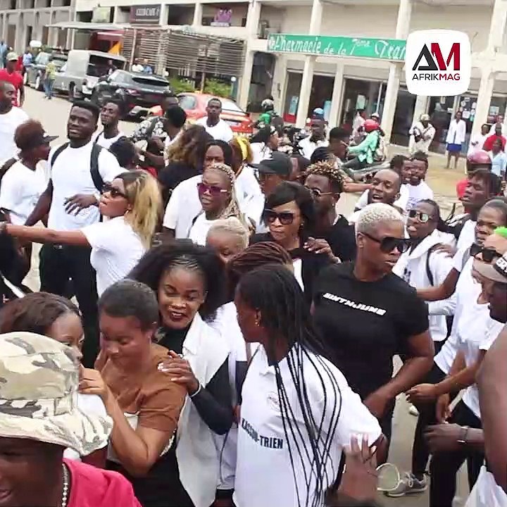 Les danseurs rendent hommage à DJ Arafat à travers un Flash Mob