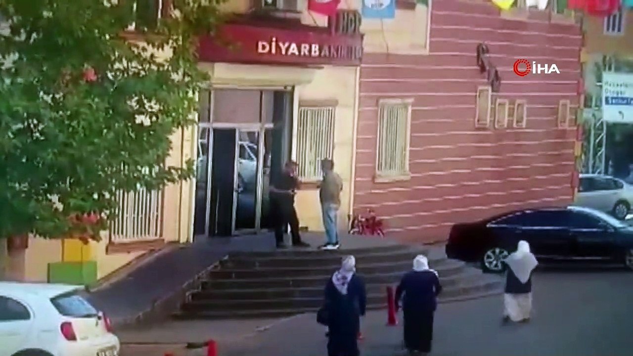 Oğlunun HDP'liler tarafından kaçırıldığını öne süren anne, HDP İl Binası'nda oturma eylemi başlattı