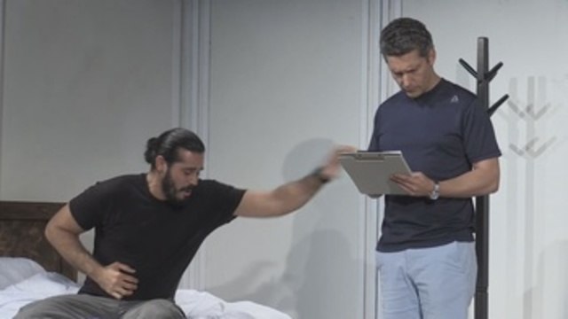 Mexicano Dupeyrón llega a EEUU con humor negro que reta el pensamiento mágico