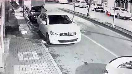 Mahallede uyuşturucu satılmasına izin vermediği için vurulan gençler kamerada