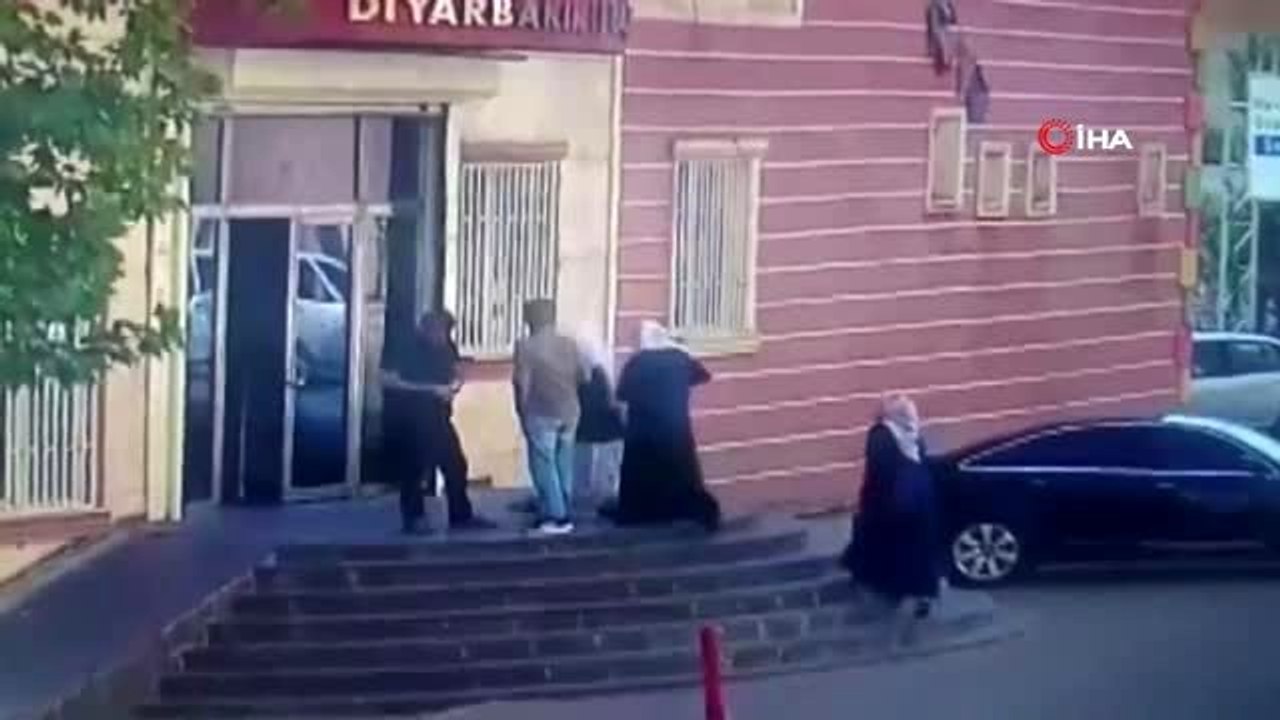 Oğlunun HDP'liler tarafından kaçırıldığını öne süren anne, HDP İl Binası'nda oturma eylemi başlattı