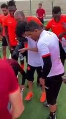 فيديو لاعبو و طاقم نهضة بركان يحتفلون بعيد ميلاد المصور الخاص للفريق نبيل الرمضاني