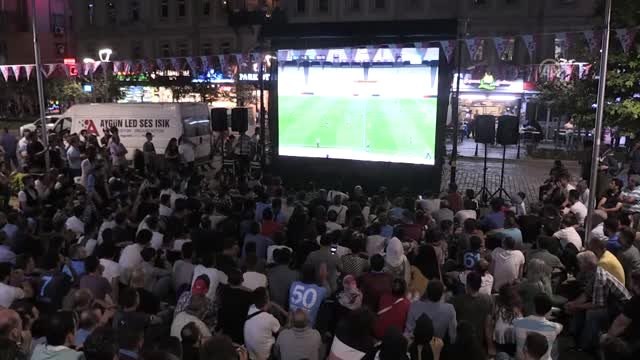 AEK-Trabzonspor karşılaşmasını kent meydanına kurulan dev ekrandan izlediler