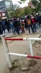 Salvaje ataque piquetero a una mujer que atropelló a cinco manifestantes con su auto
