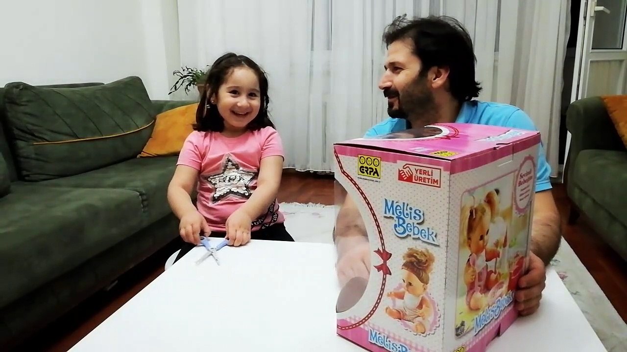 BEBEK KUTU AÇILIMI | ALTINI ISLATAN BEBEK AÇILIMI ( Eğlenceli Çocuk Videoları )