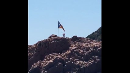 Álvaro de Marichalar arrenca una estelada a Tossa i titlla els independentistes de ''mafiosos''