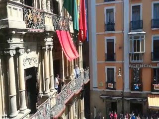 Pamplona palmea y ovaciona a Tomatito en la Plaza del Ayuntamiento de Pamplona