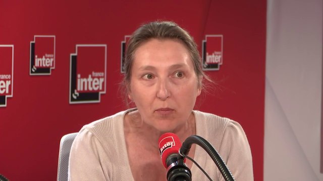 Marie Darrieussecq : Quand je suis allée à Calais, j’ai été très touchée par tous ces gens, bénévoles, qui accueillent chez eux des gamins, parce qu’il fait froid dehors et qu’il pleut